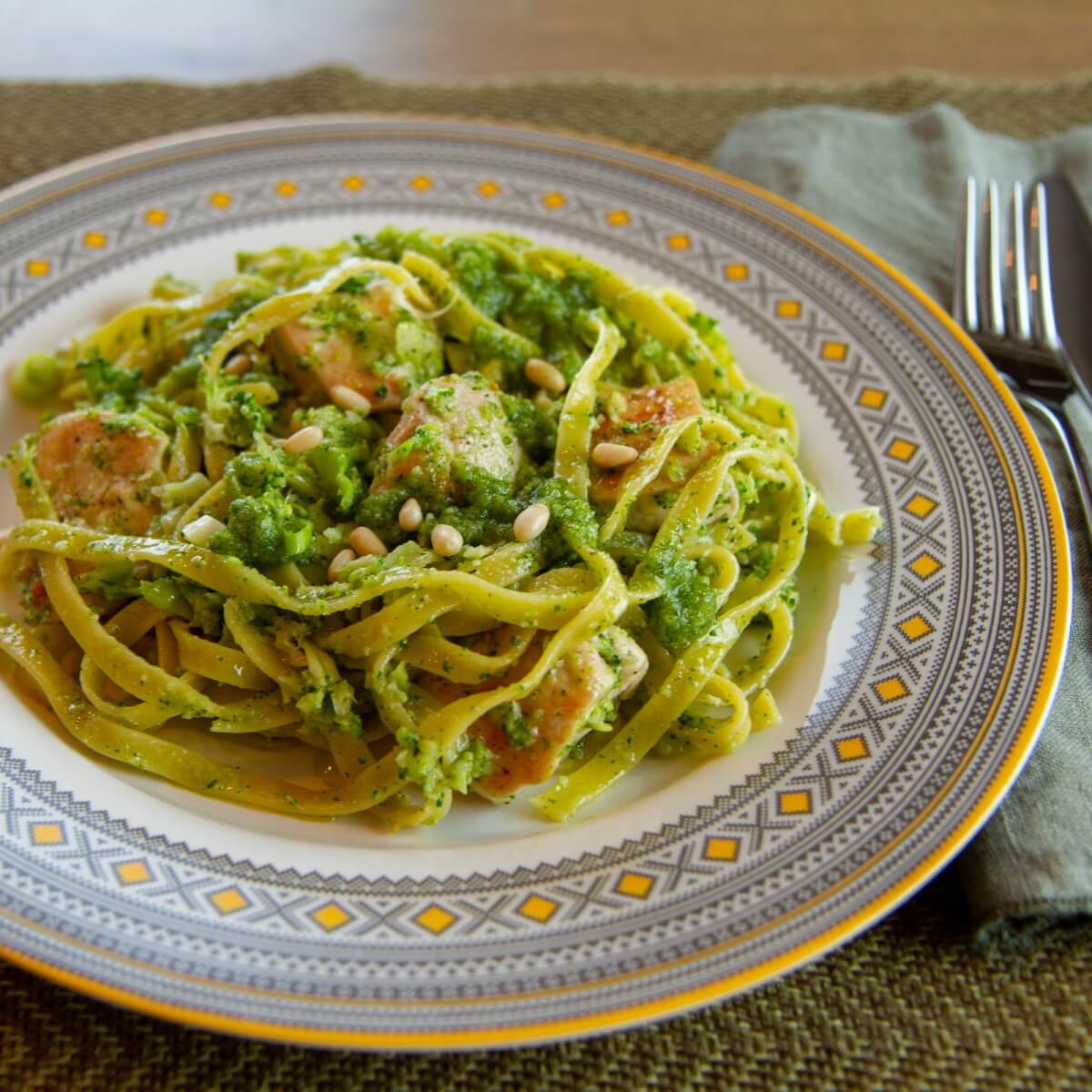 Tagliatelle med pesto og kylling